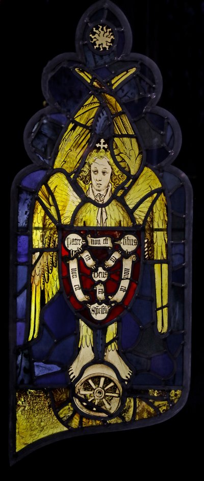 Un serafín con un escudo que representa el emblema de la Trinidad de English School